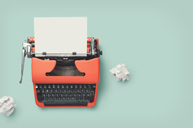 Alte Schreibmaschine vor grünem Hintergrund