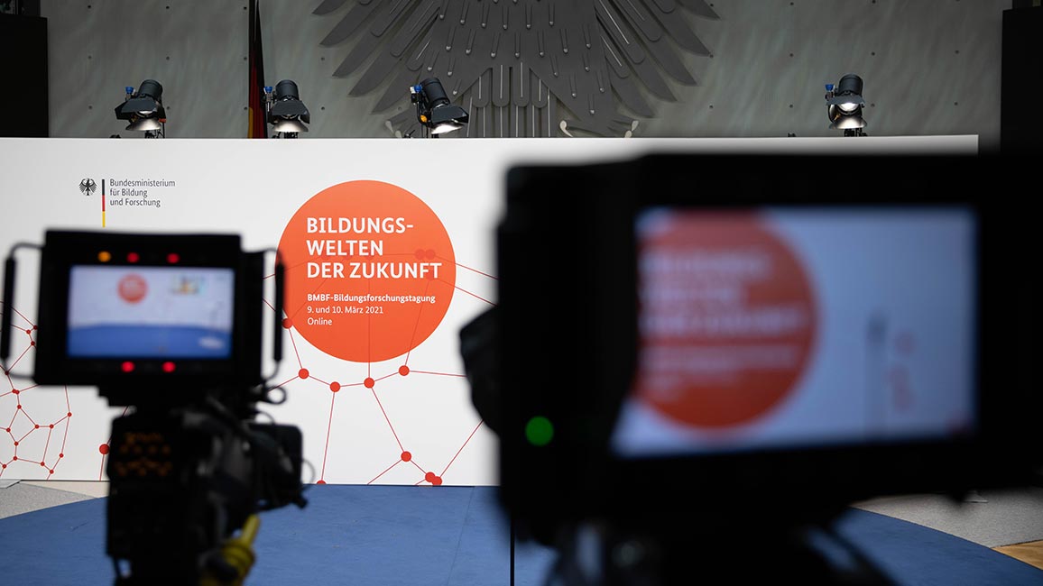 Kameras übertragen die Online-Veranstaltung aus dem alten Plenarsaal in Bonn