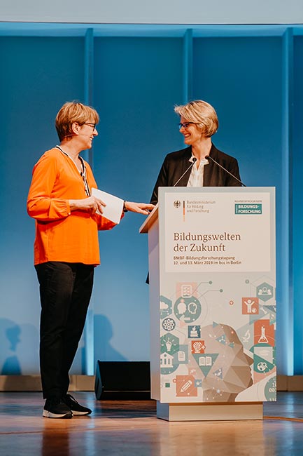 Moderatorin Judith Schulte-Loh im Gespräch mit Bundesbildungsministerin Anja Karliczek
