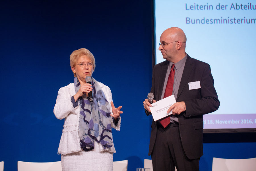Cornelia Haugg und Armin Himmelrath als Moderator begrüßten die Teilnehmerinnen und Teilnehmer der Tagung.