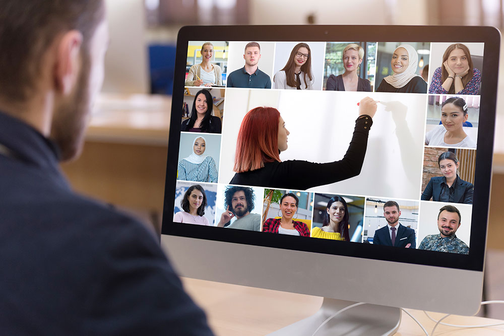 Bilder einer Videokonferenz auf einem Laptopbildschirm