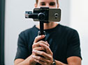 Mann mit Kamera im Selfie-Modus